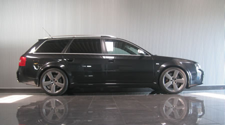 2005年アウディ RS6プラスーアバント(写真)