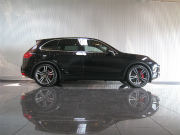 新車 ポルシェ カイエンターボ(写真)