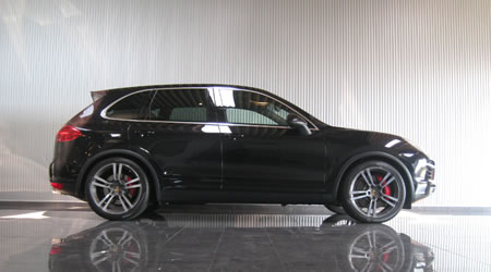 新車 ポルシェ カイエンターボ(写真)