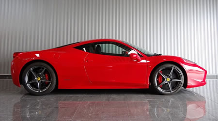 2011年フェラーリ458イタリヤ(写真)