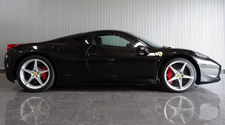 2012年フェラーリ458イタリヤ(写真)