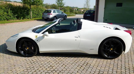 2012年 フェラーリ458イタリヤスパイダー(写真)