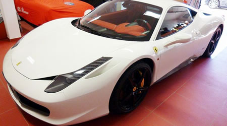 2011年 フェラーリ458イタリヤ(写真)