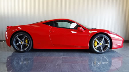 2011年 フェラーリ458イタリヤ(写真)