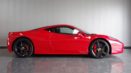 2011年 フェラーリ458イタリヤ(写真)