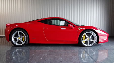 2010年 フェラーリ458イタリヤ(写真)