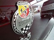 新車アバルト695エディツィオーネ　マセラティ(写真)