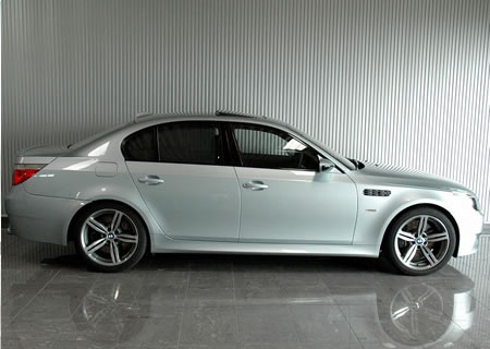 2006年　BMW　M5(写真)