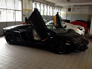 新車ランボルギーニアヴェンタドール(写真)