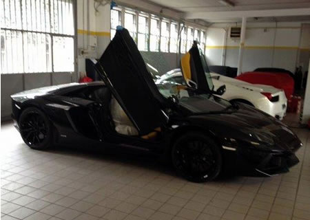 新車ランボルギーニアヴェンタドール(写真)