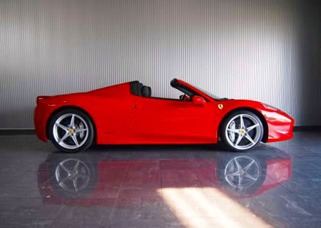 2012年　フェラーリ458スパイダー(写真)