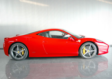 2011年 フェラーリ458イタリヤ(写真)