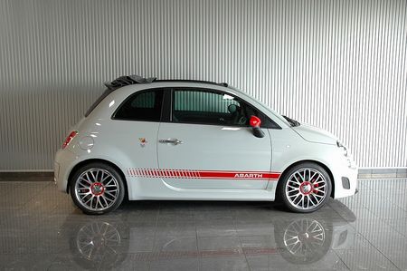 2014年 アバルト 595Cツーリズモ(写真)