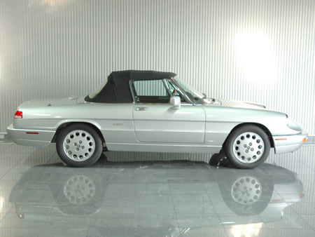 1993年 アルファロメオスパイダー ヴェローチェ(写真)