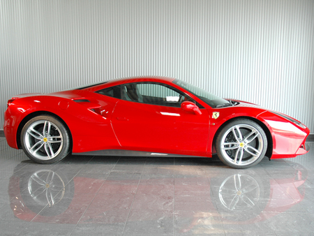 2016年 新車フェラーリ488GTB EU仕様(写真)