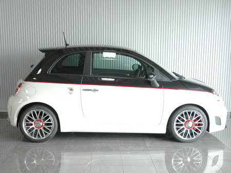 2015年 アバルト 595ツーリズモ(写真)