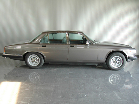 1991年 ダイムラー ダブルシックス(写真)