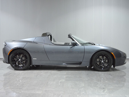 2011年 TESLA ロードスター(写真)