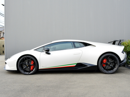 2018年　ランボルギーニ　ウラカンペルフォルマンテ(写真)