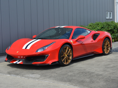 新車 フェラーリ488ピスタ(写真)