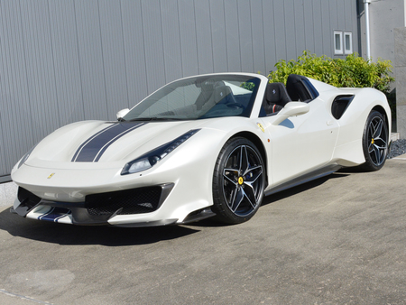 新車 フェラーリ488ピスタスパイダー(写真)